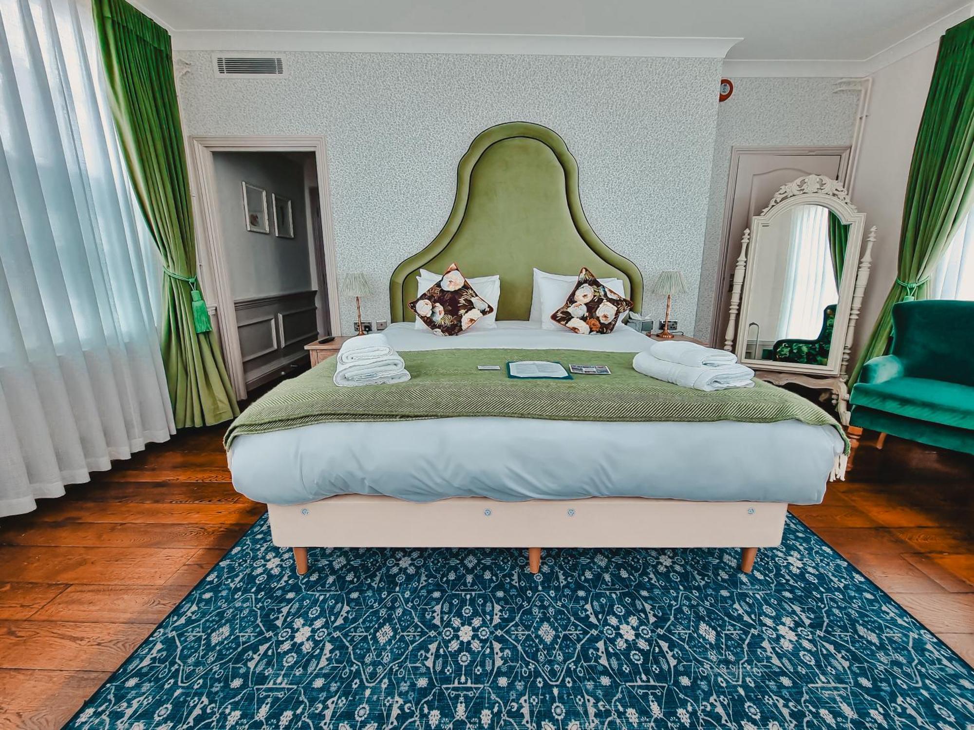 The Swan Hotel Staines-upon-Thames ภายนอก รูปภาพ