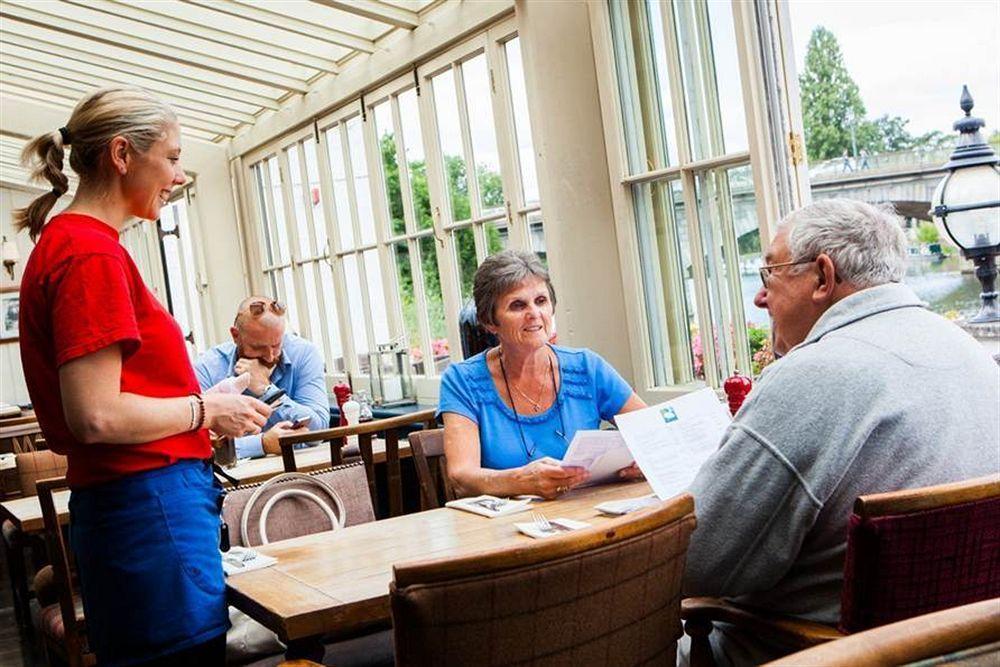 The Swan Hotel Staines-upon-Thames ภายนอก รูปภาพ