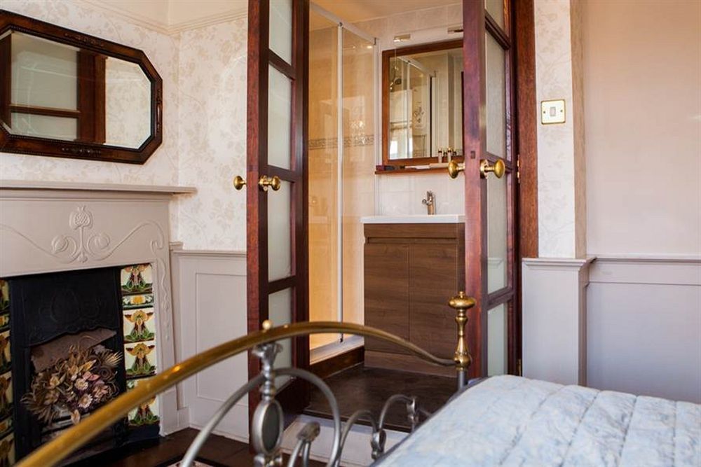 The Swan Hotel Staines-upon-Thames ภายนอก รูปภาพ