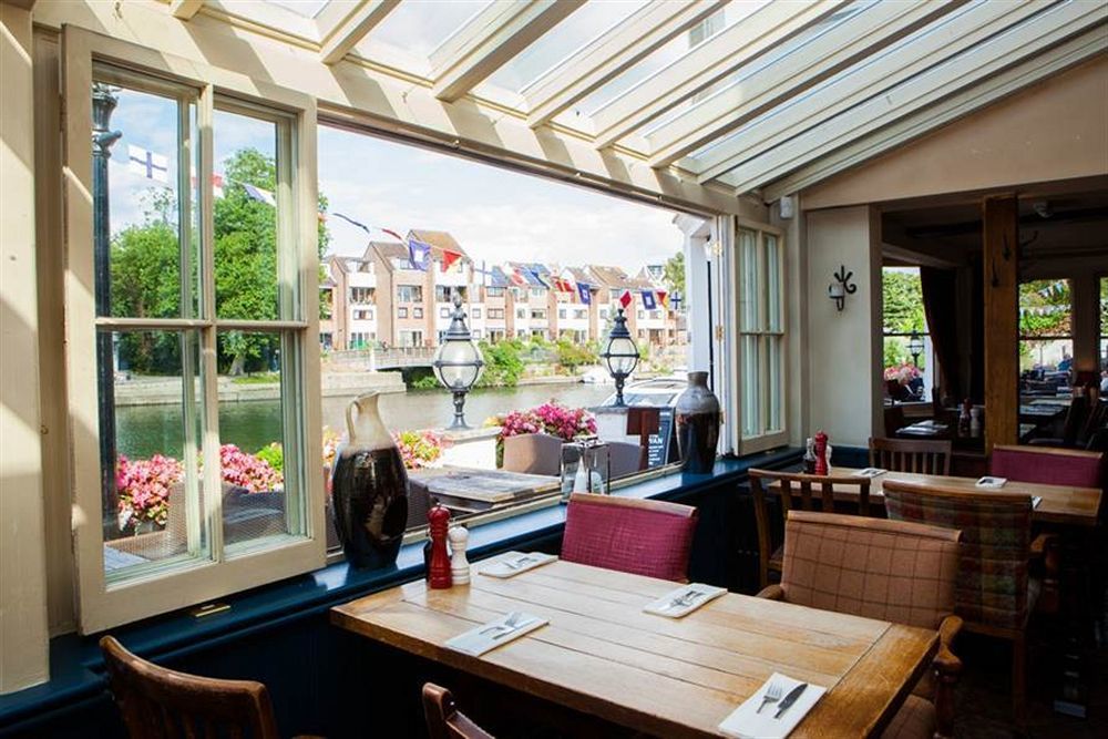 The Swan Hotel Staines-upon-Thames ภายนอก รูปภาพ