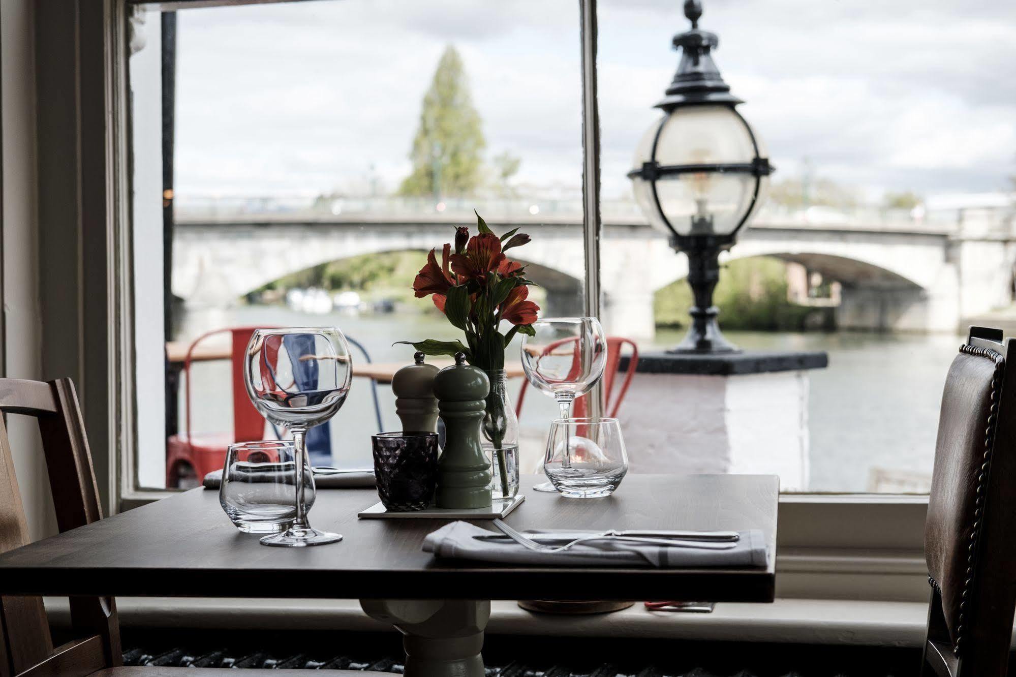 The Swan Hotel Staines-upon-Thames ภายนอก รูปภาพ