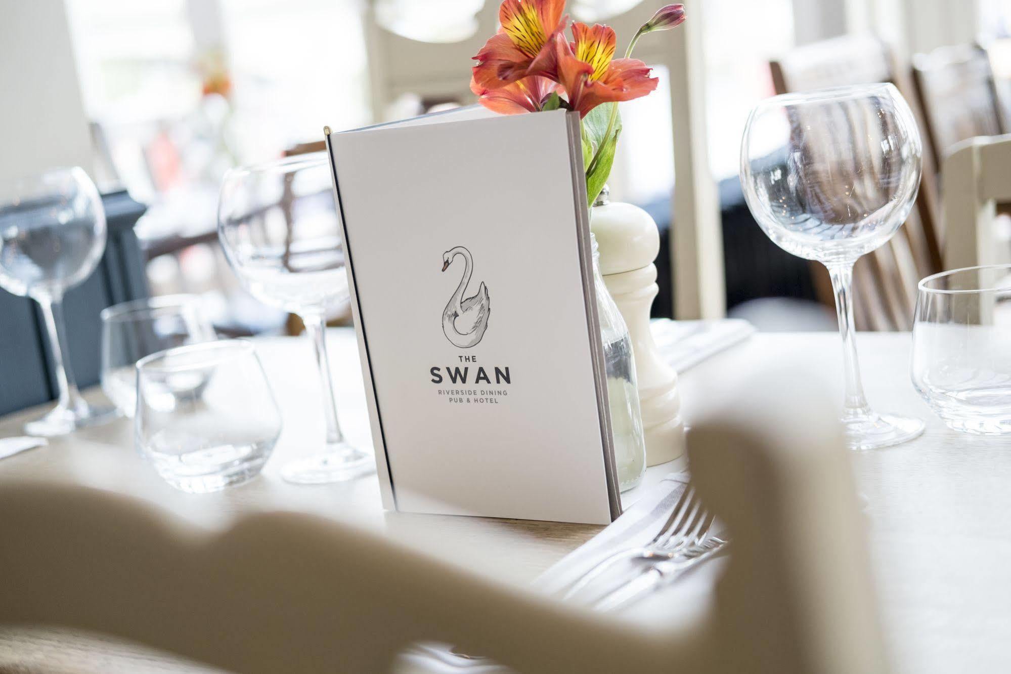 The Swan Hotel Staines-upon-Thames ภายนอก รูปภาพ