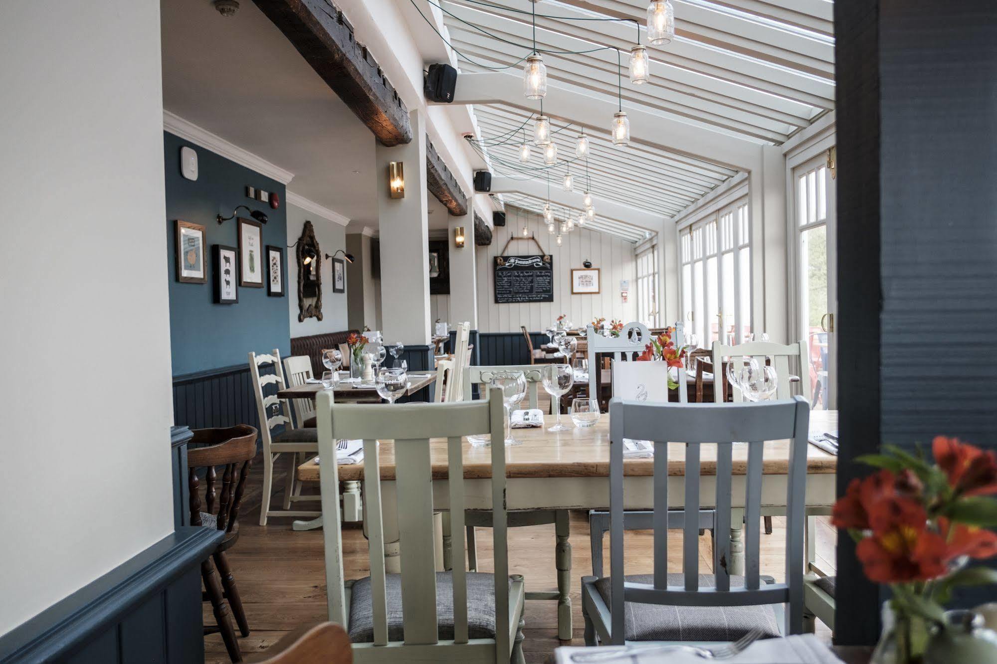 The Swan Hotel Staines-upon-Thames ภายนอก รูปภาพ