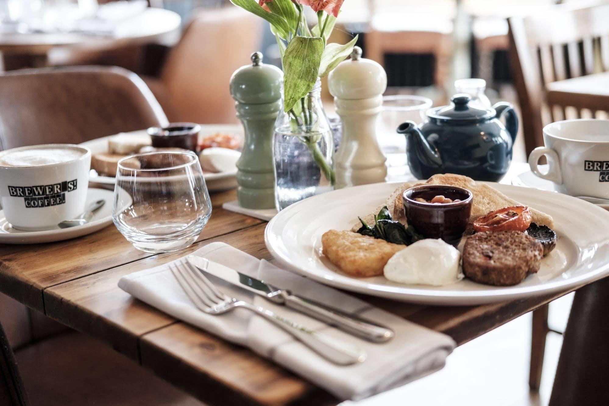 The Swan Hotel Staines-upon-Thames ภายนอก รูปภาพ