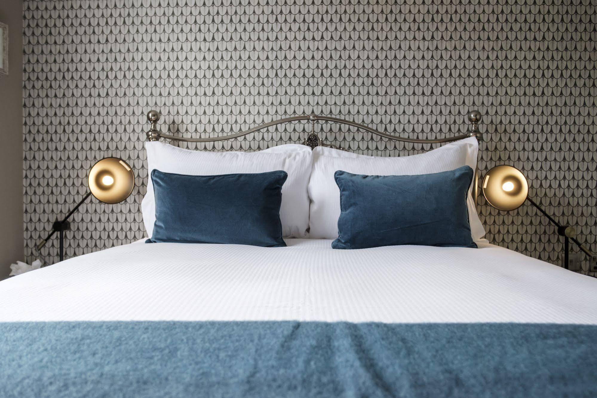 The Swan Hotel Staines-upon-Thames ภายนอก รูปภาพ