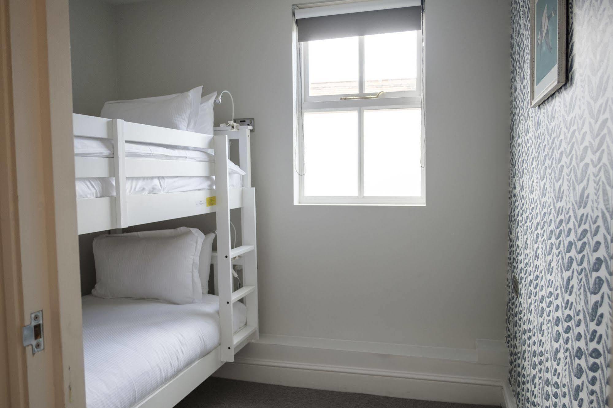 The Swan Hotel Staines-upon-Thames ภายนอก รูปภาพ