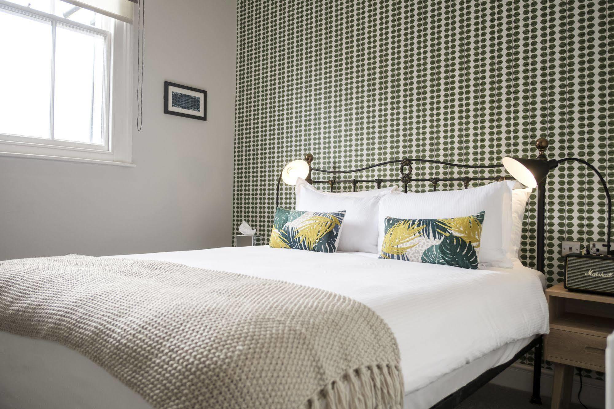 The Swan Hotel Staines-upon-Thames ภายนอก รูปภาพ