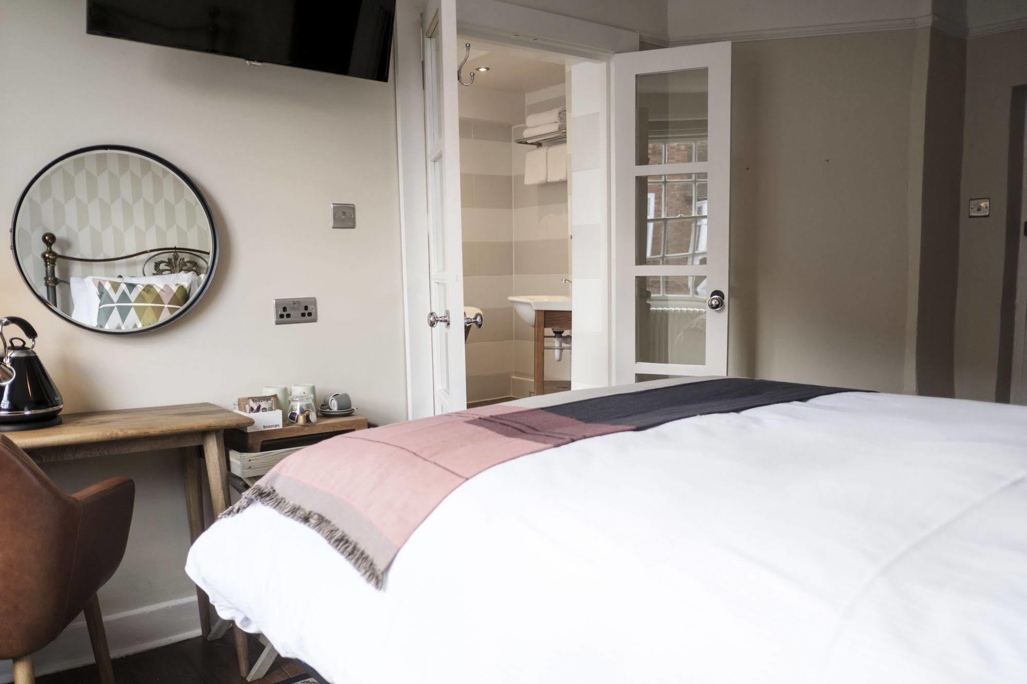 The Swan Hotel Staines-upon-Thames ภายนอก รูปภาพ