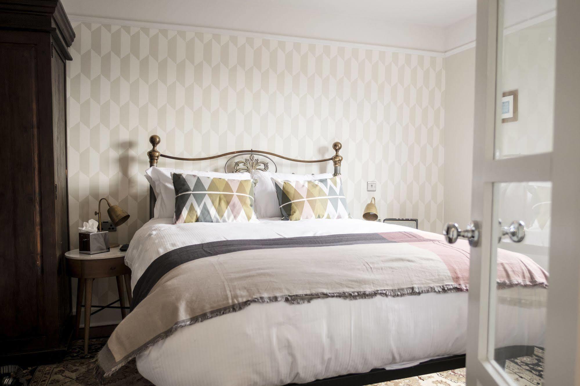 The Swan Hotel Staines-upon-Thames ภายนอก รูปภาพ