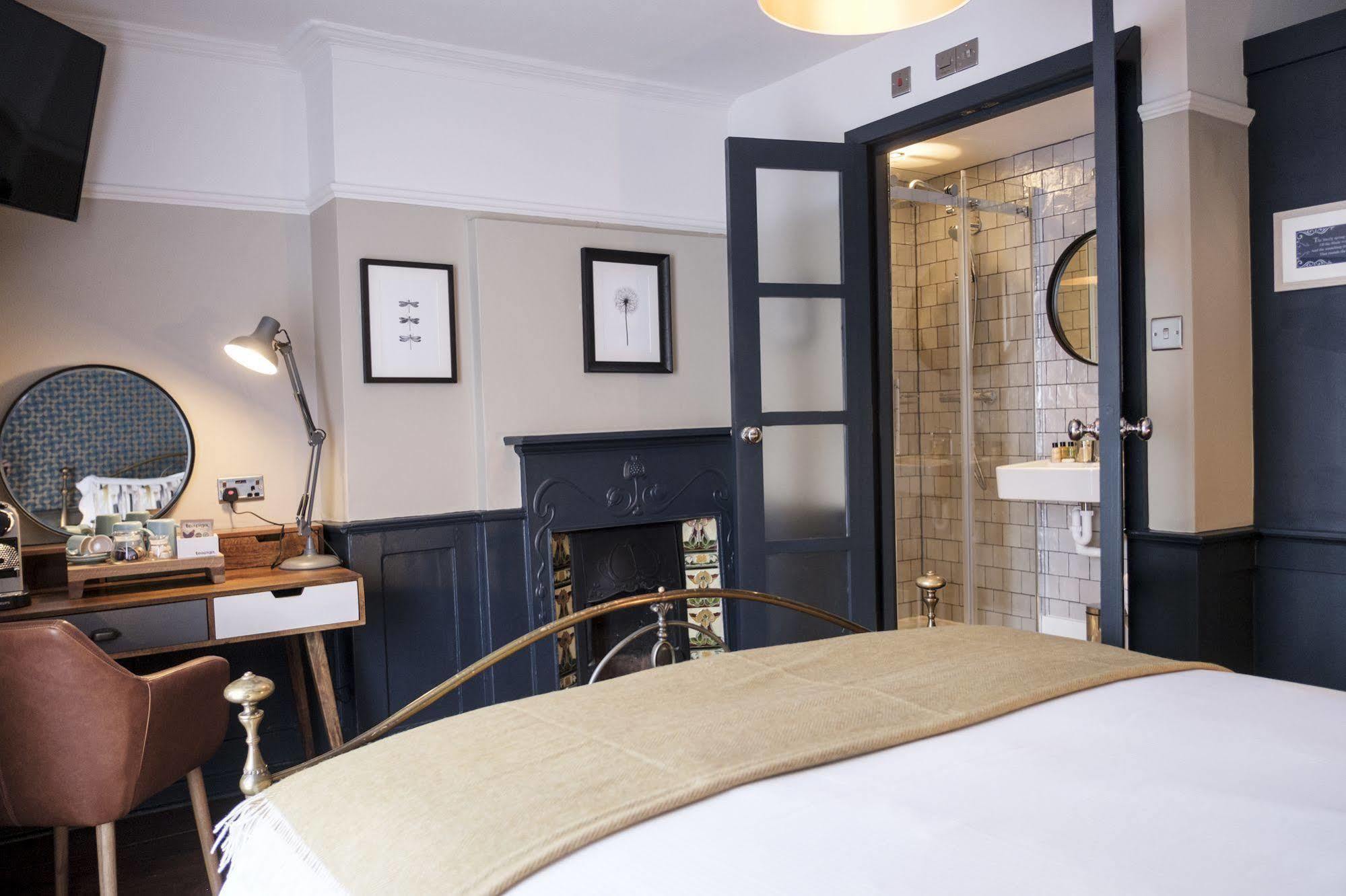 The Swan Hotel Staines-upon-Thames ภายนอก รูปภาพ