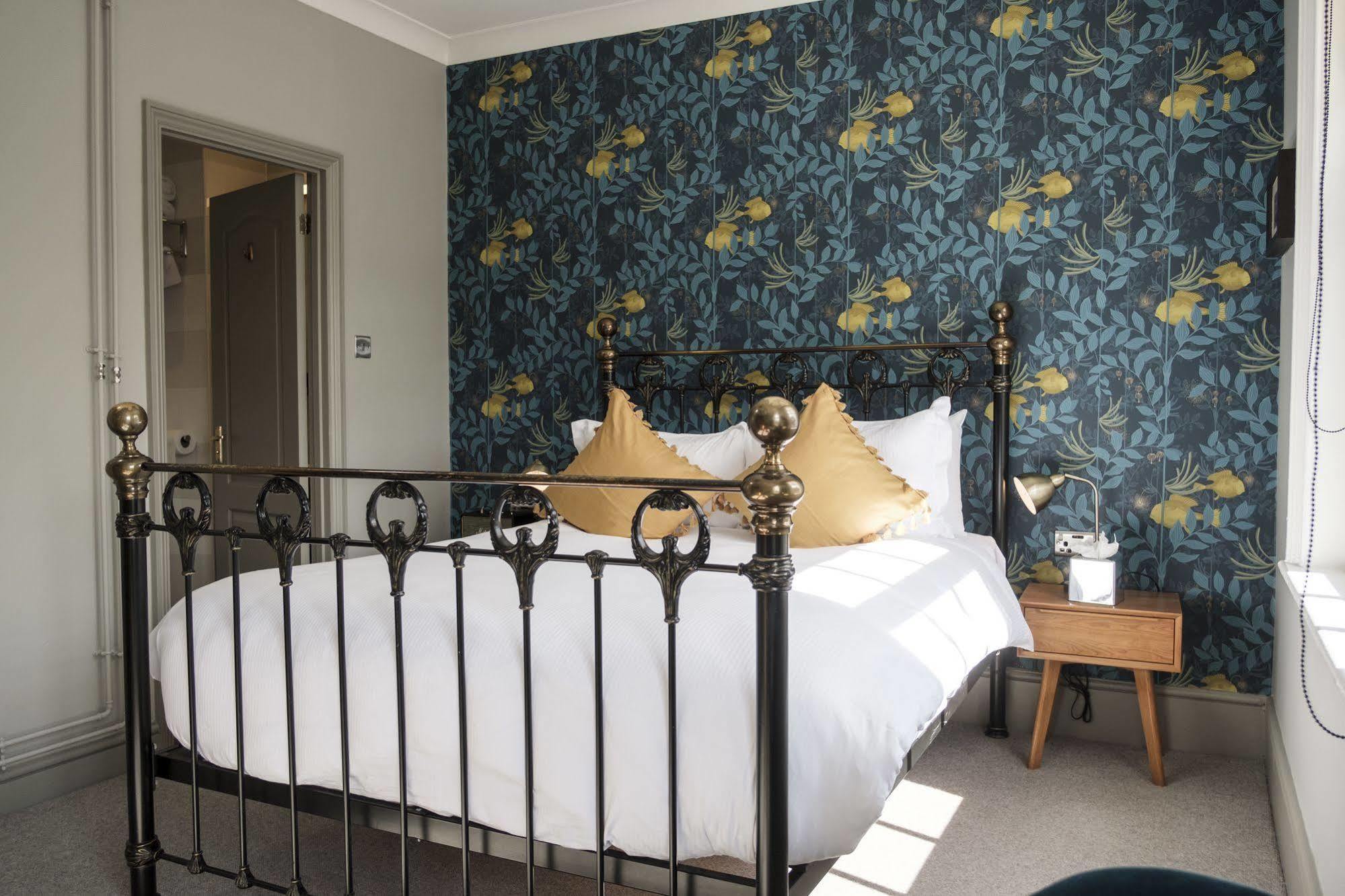 The Swan Hotel Staines-upon-Thames ภายนอก รูปภาพ